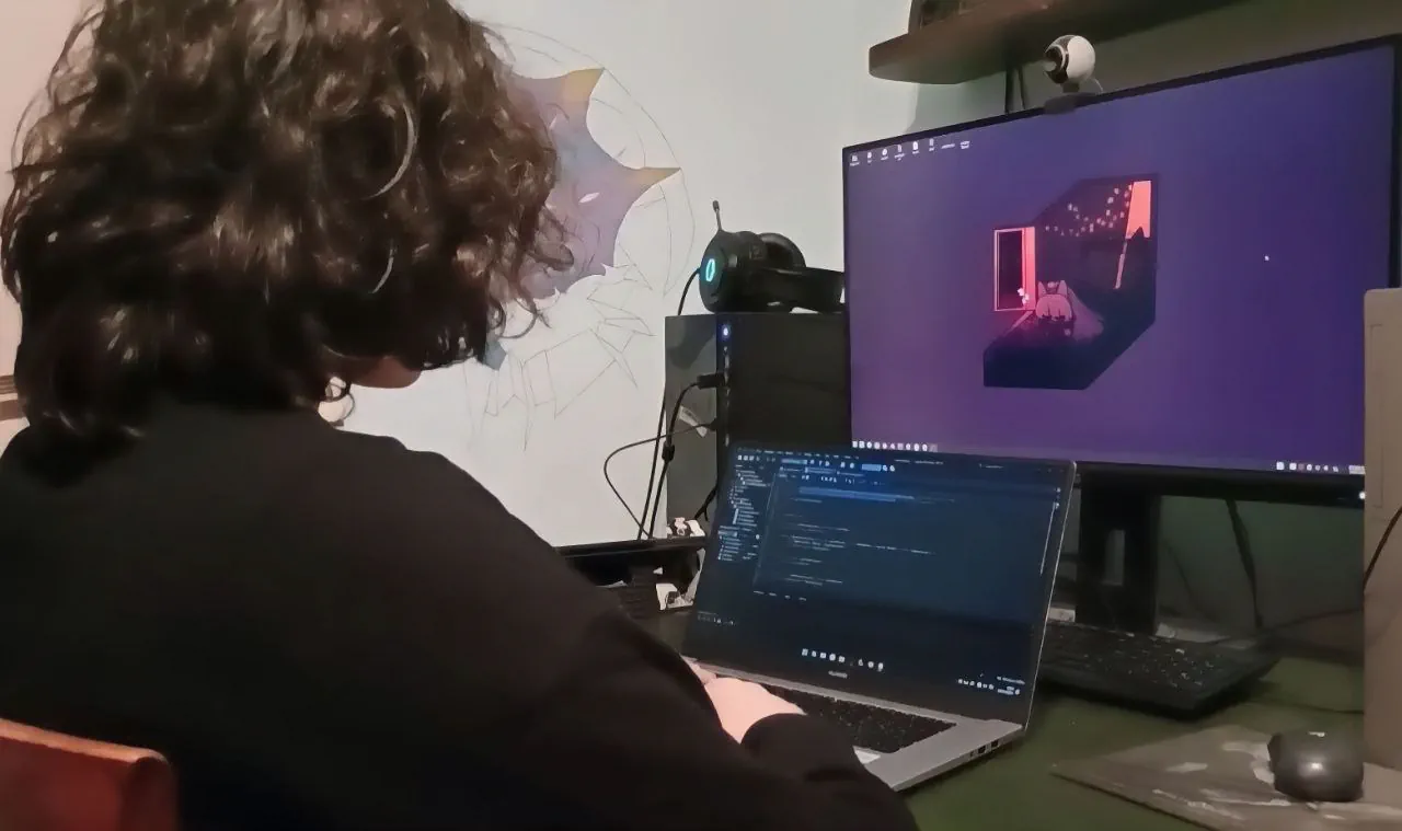 Foto di Teodora davanti al PC